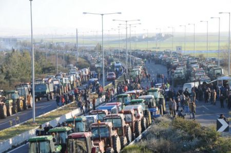 Σκληραίνουν την στάση τους οι αγρότες στα 30 και πλέον μπλόκα, αμετακίνητοι τουλάχιστον ως την Τρίτη