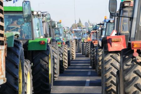 Αγρότες έτοιμοι για μπλόκα με τα τρακτέρ στους δρόμους