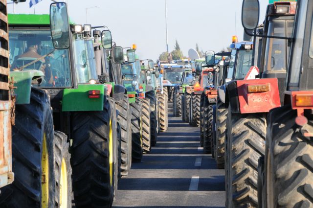 Αγρότες έτοιμοι για μπλόκα με τα τρακτέρ στους δρόμους