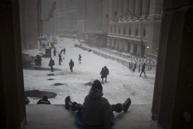 Παράλυση λόγω του χιονού στις ανατολικές ΗΠΑ, τουλάχιστον 18 θάνατοι