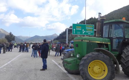 Αγρότες και κτηνοτρόφοι της Αρτας κλείνουν ξανά την εθνική οδό