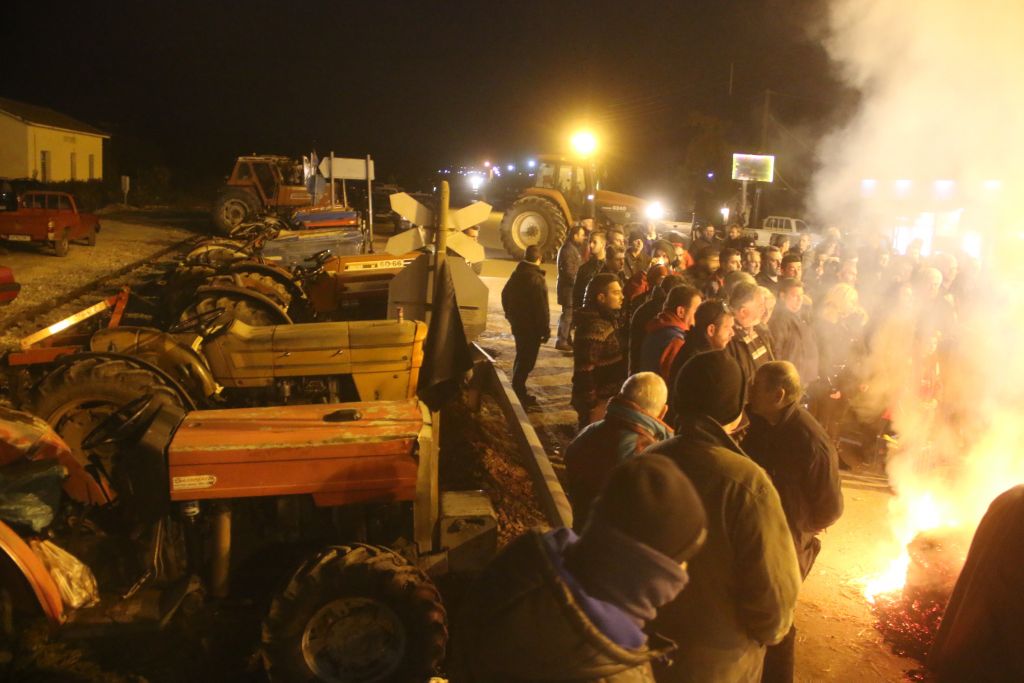 Παραμένουν στα μπλόκα την Δευτέρα αγρότες και κτηνοτρόφοι