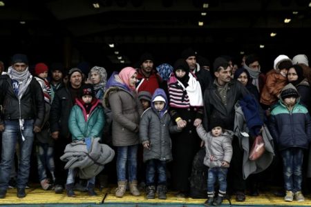 Nearly 1,500 refugees scheduled to arrive in Piraeus on Monday