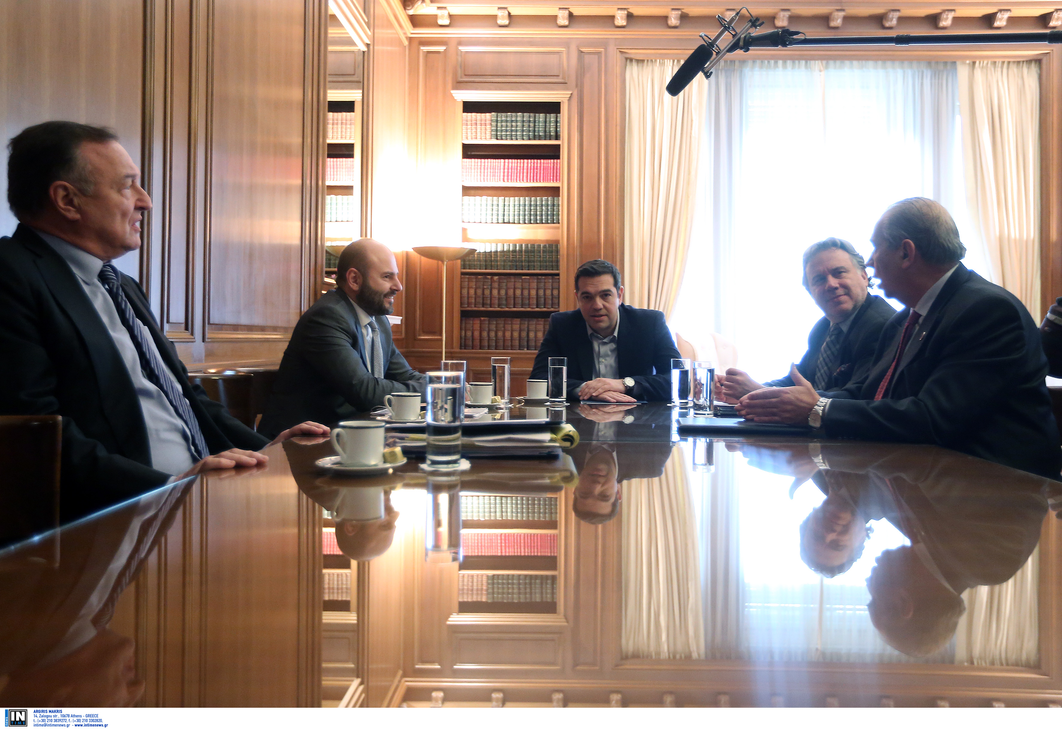 Τσίπρας σε εκπροσώπους επιστημονικών φορέων: Να βρούμε λύσεις για τους πιο αδύναμους