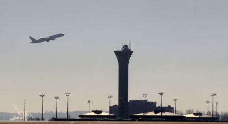 Μελέτη συνδέει τον κίνδυνο υπέρτασης με τον θόρυβο από αεροπλάνα