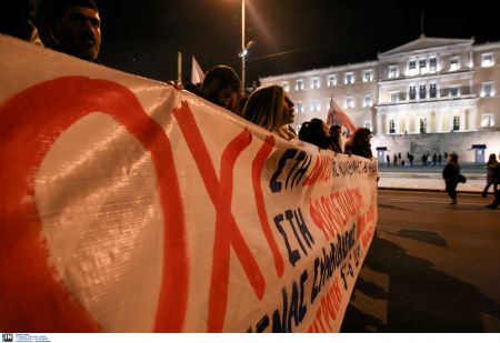 «Πόλεμος» ανακοινώσεων ΑΔΕΔΥ – υπουργείου Εργασίας για το ασφαλιστικό