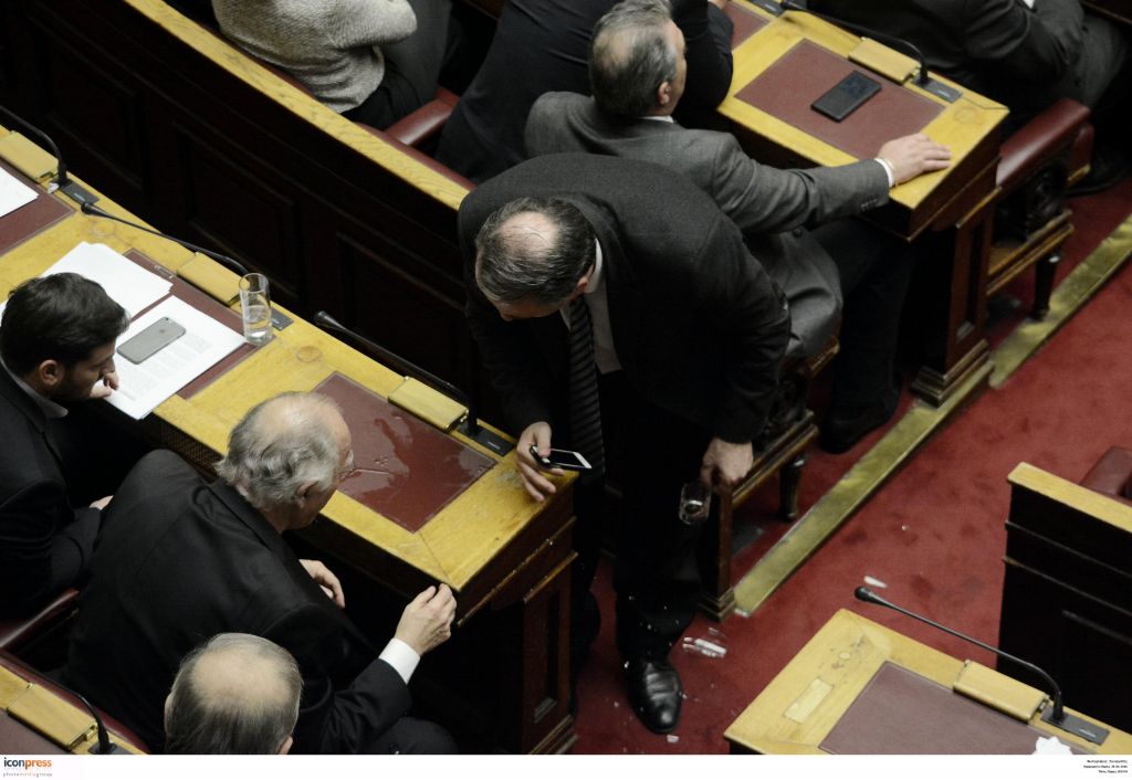 Βουλή: Επεισόδιο μεταξύ Κεγκέρογλου – Φάμελλου
