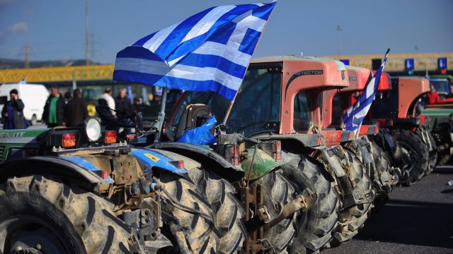Οι αγρότες κλείνουν τη Μαρκοπούλου αποκλείοντας το Ελευθέριος Βενιζέλος