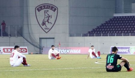 Καθιστική διαμαρτυρία στο γήπεδο της Λάρισας για τα θύματα στο Αιγαίο