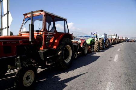 Ενα βήμα πίσω η κυβέρνηση απέναντι στα τρακτέρ