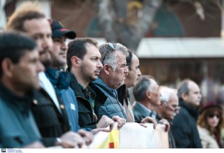 Συγκέντρωση διαμαρτυρίας του ΠΑΜΕ στο δημαρχείο Περάματος