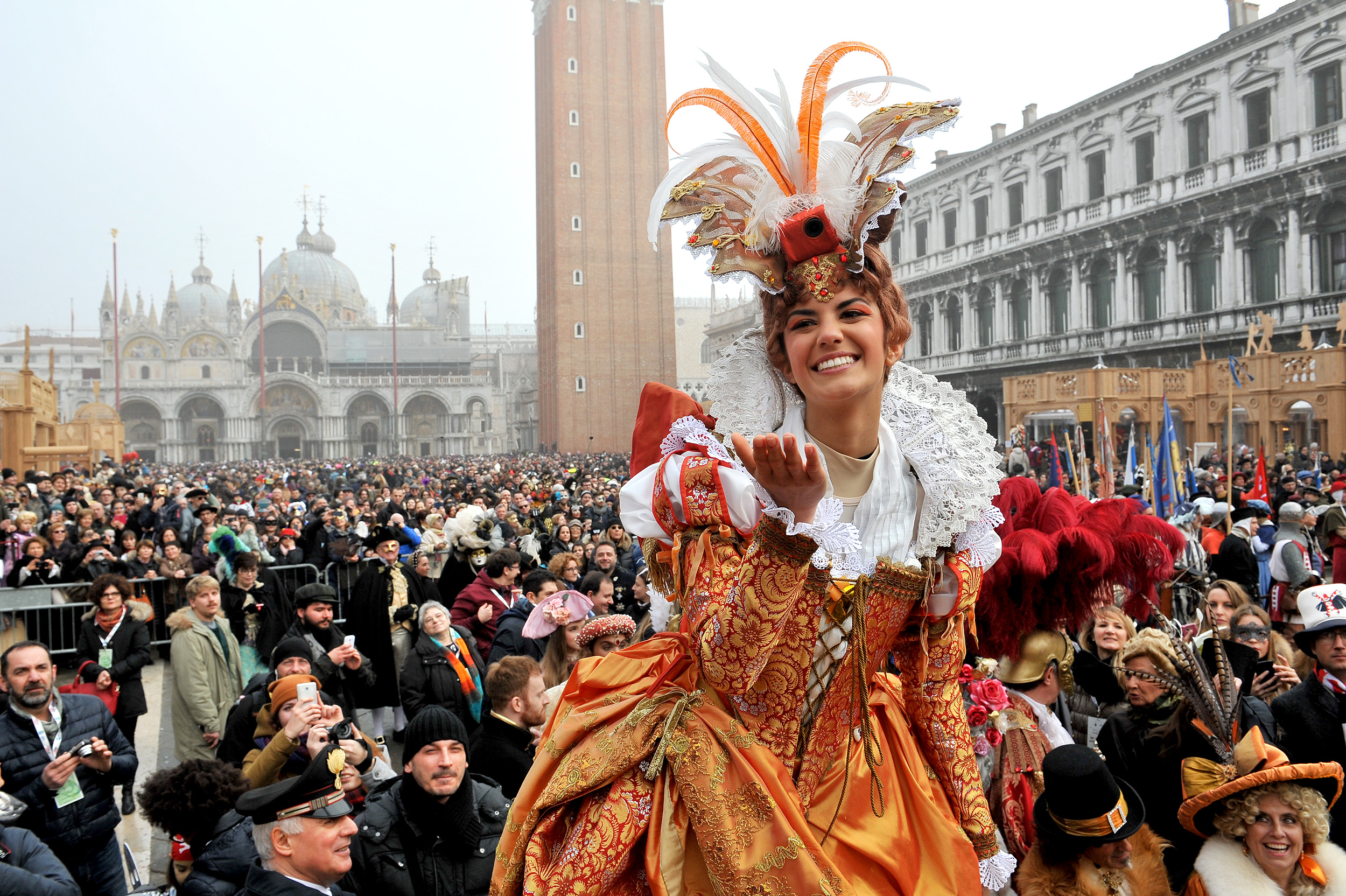 Традиции в европе в россии. Италия Венеция карнавал. Венецкий карнавал в Италии. Венецианский карнавал Италия парад. Венецианский карнавал Карло Гольдони.