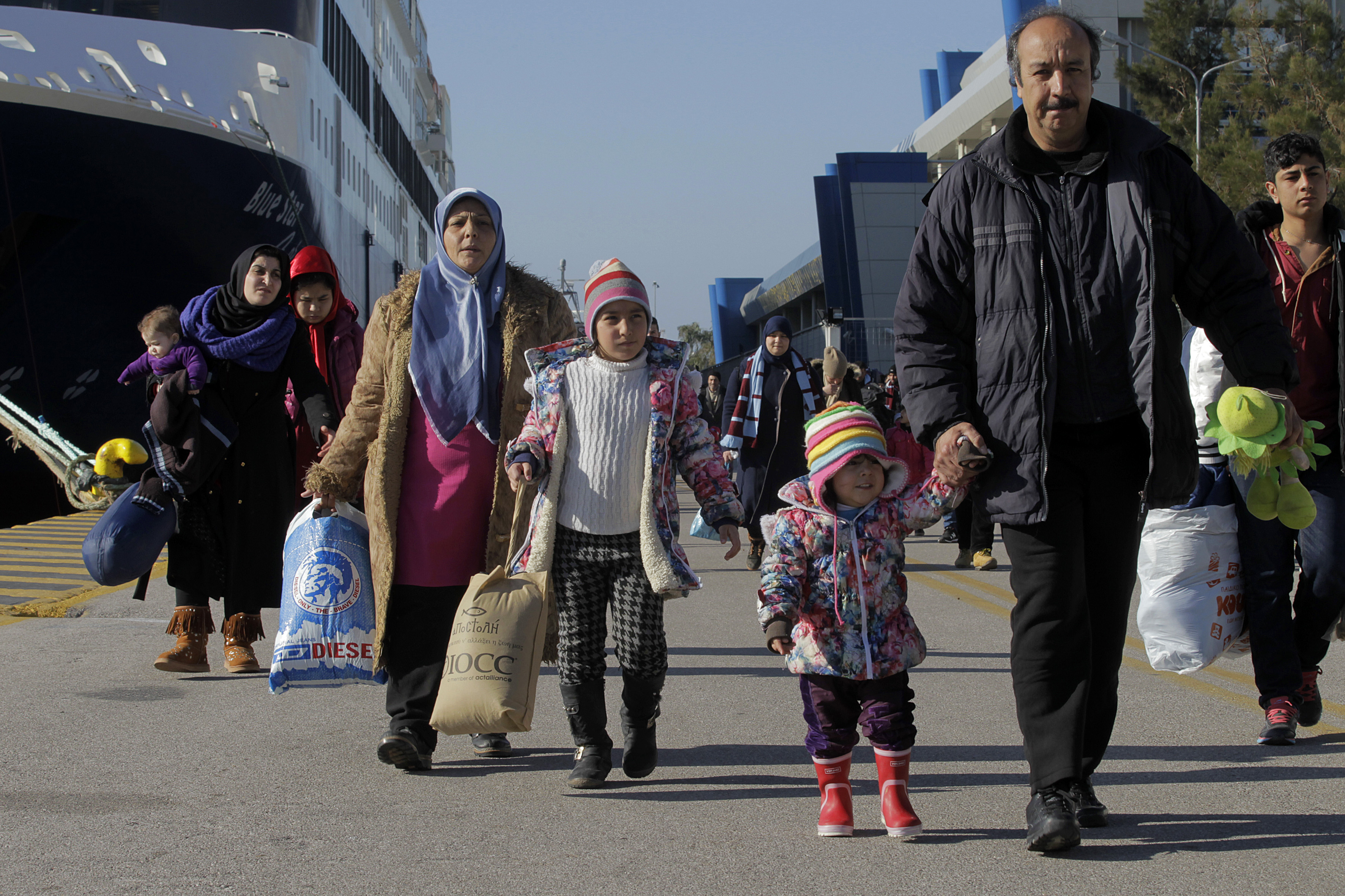 Στον Πειραιά «εγκλωβισμένοι» 3.500 πρόσφυγες