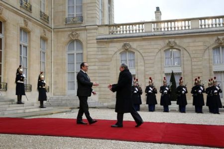 Ο Ολάντ υποδέχθηκε με κάθε επισημότητα τον Ραούλ Κάστρο