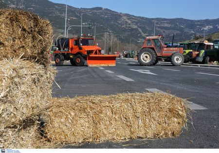 Αγρότες: Προχώρησαν σε επ’ αόριστον αποκλεισμό των Τεμπών