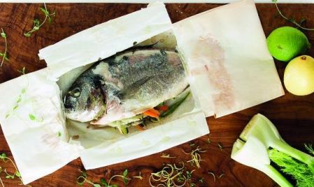 Τσιπούρες με φινόκιο στη λαδόκολλα