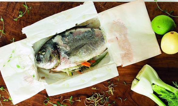 Τσιπούρες με φινόκιο στη λαδόκολλα