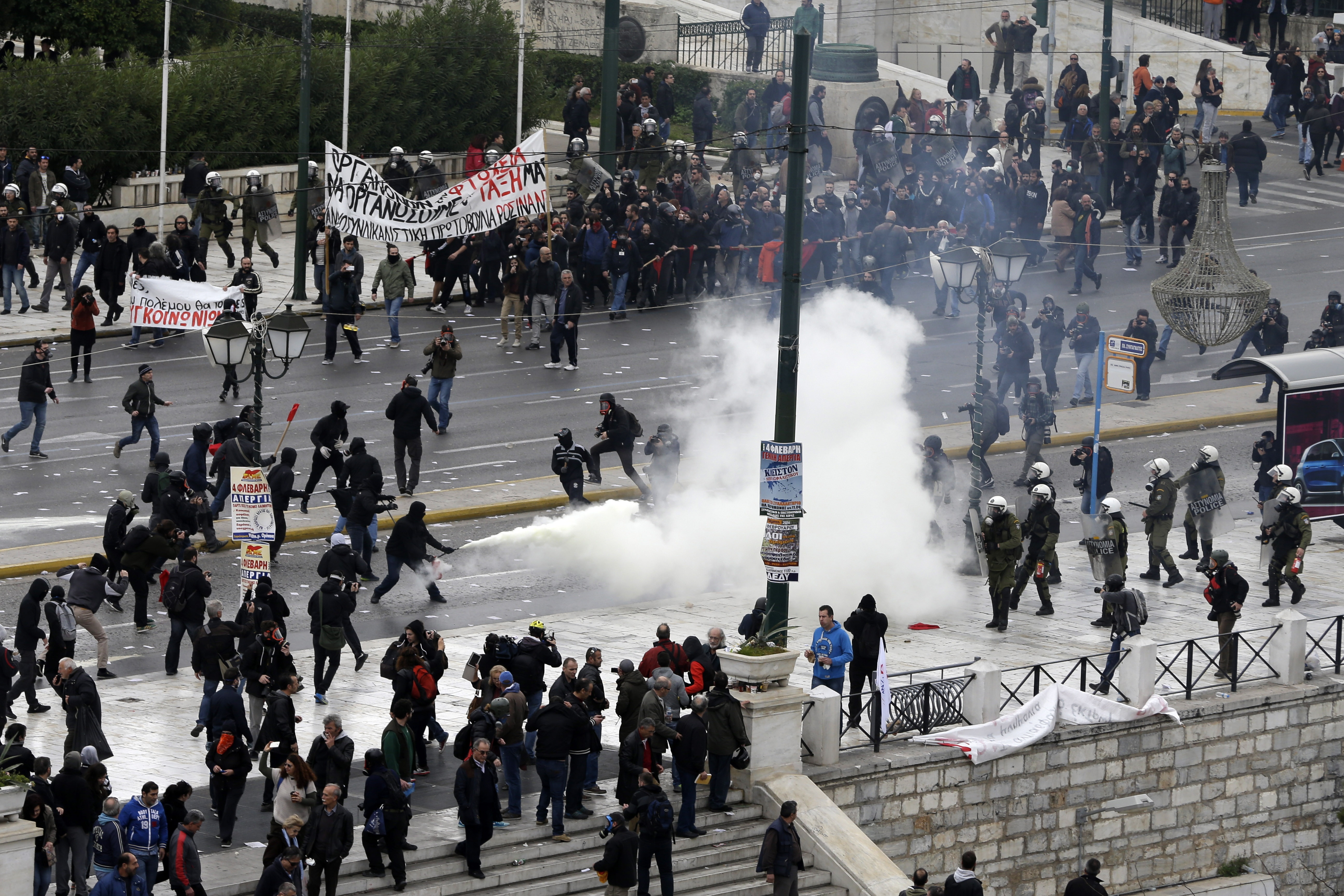 Μεγάλες συγκεντρώσεις σε Αθήνα και μεγάλες πόλεις – Επεισόδια γύρω από την πλατεία Εξαρχείων
