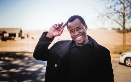 Τσιγκόζιε Ομπιόμα: «Μεγάλωσα καταβροχθίζοντας ελληνικές τραγωδίες»