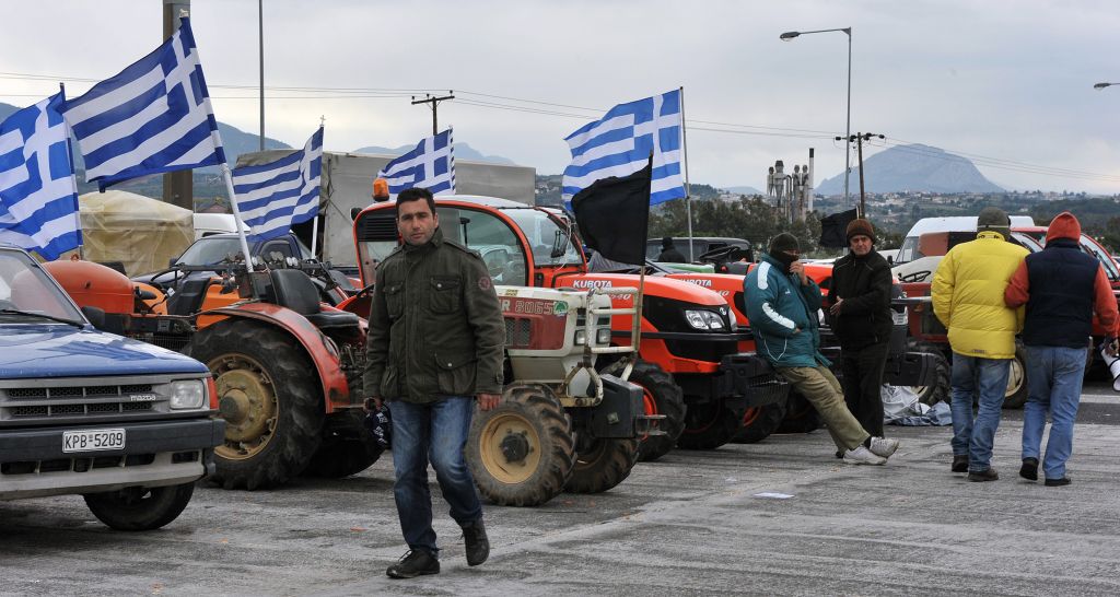 Ουρά στα διόδια του Ισθμού, ανοίγουν το μπλόκο οι αγρότες