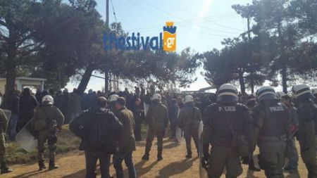 Εισβολή κατοίκων στο στρατοπέδο -χώρο μετεγκατάστασης προσφύγων