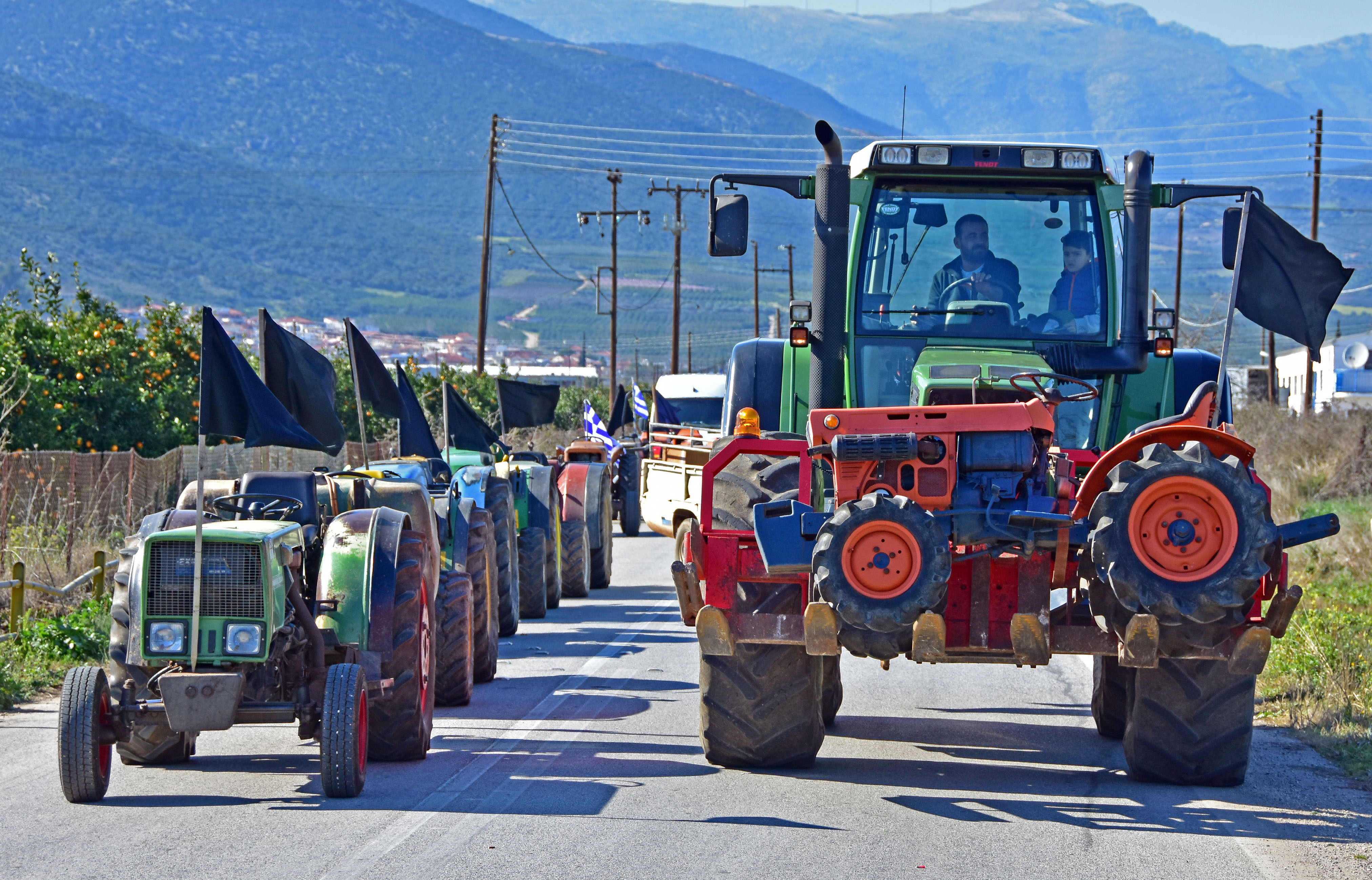 «Κόλλησε» η οικονομία στη Β. Ελλάδα από τα μπλόκα των αγροτών