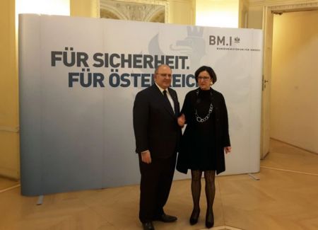 Ξυδάκης στη Βιέννη: Δεν σταματάς τους πρόσφυγες με φράχτες στη θάλασσα