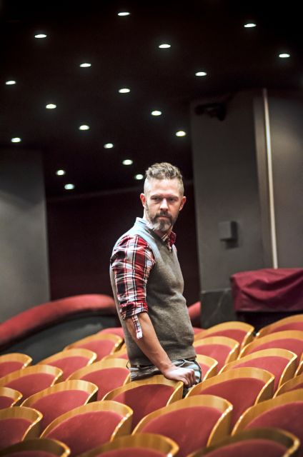 Χρήστος Λούλης: «Σου μαθαίνει το θέατρο να συνυπάρχεις»