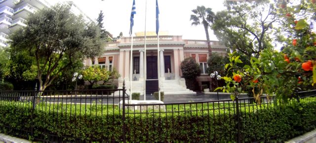 PM Tsipras-farmer meeting postponed for noon on Monday