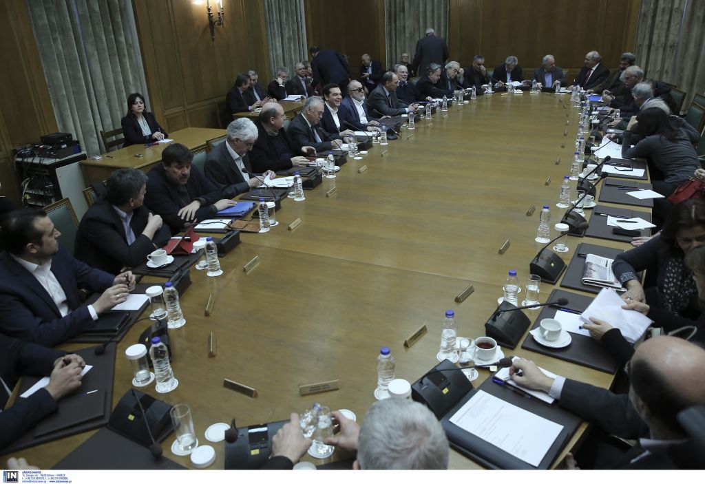 Τσίπρας στο υπουργικό: Θέλουμε διάλογο με τους αγρότες για διορθώσεις στο ασφαλιστικό – 4 οι τηλεοπτικές άδειες