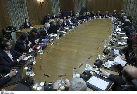 Τσίπρας στο υπουργικό: Θέλουμε διάλογο με τους αγρότες για διορθώσεις στο ασφαλιστικό – 4 οι τηλεοπτικές άδειες