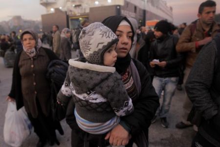 Thousands of refugees stranded in Piraeus and Idomeni