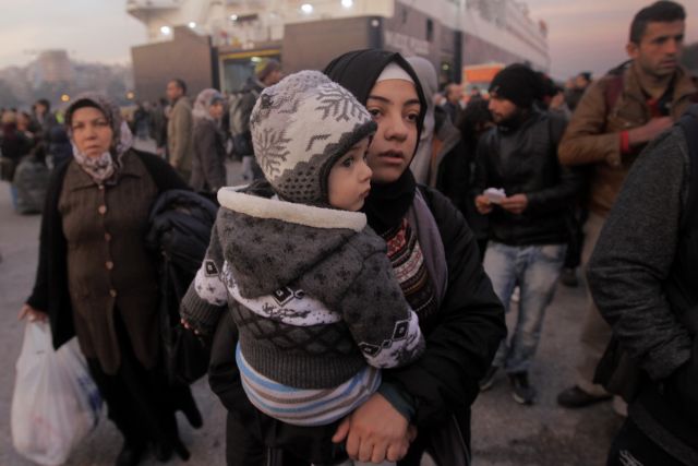 Thousands of refugees stranded in Piraeus and Idomeni