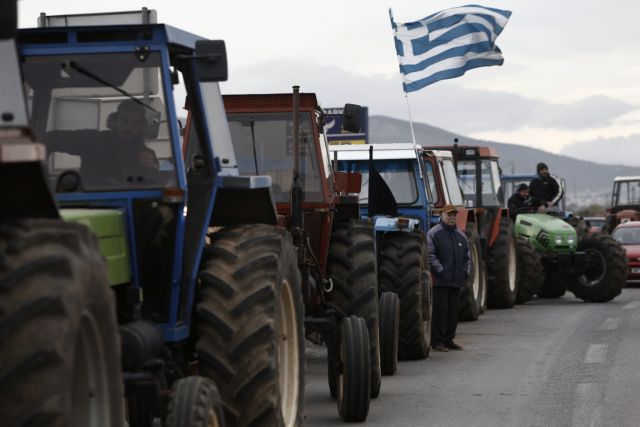 Οι αγρότες αποκλείουν για έξι ώρες την Εθνική Οδό Αθηνών-Θεσσαλονίκης  στον κόμβο των Μικροθηβών