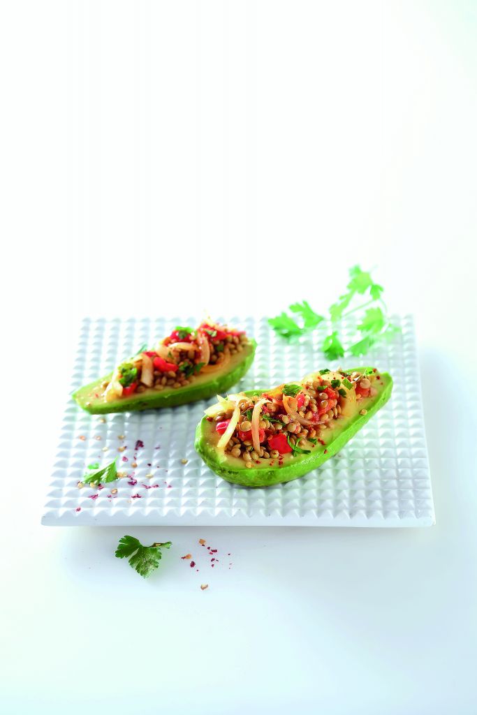 Καπνιστές φακές σαλάτα σε αβοκάντο