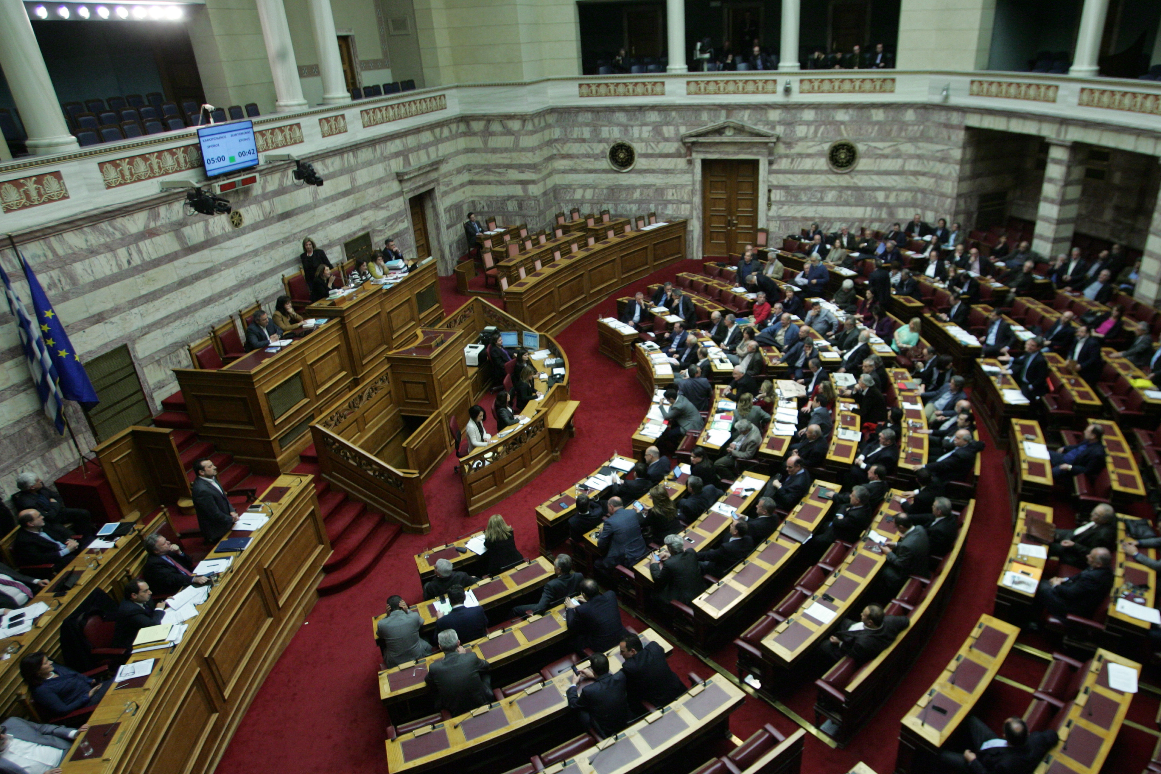 Σκληρή αντιπαράθεση στη Βουλή – Θύελλα αντιδράσεων από την αντιπολίτευση για τις τηλεοπτικές άδειες – Ψηφίστηκε με 154 «ναι» η τροπολογία