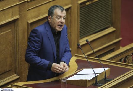 Στ.Θεοδωράκης: Να κάνουν ένα βήμα πίσω κυβέρνηση-αγρότες