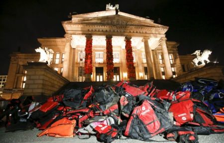Ο Αϊ Γουέιγουεϊ δένει σωσίβια από τη Λέσβο στο Konzerthaus του Βερολίνου