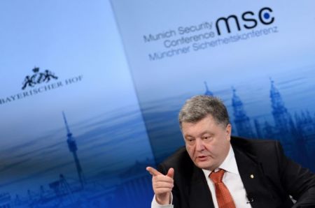 Την παραίτηση Γιατσενιούκ ζητά ο πρόεδρος της Ουκρανίας