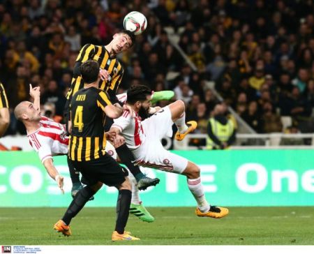 Σκληρό ροκ σε άδειες εξέδρες