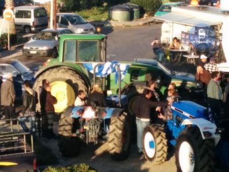 Οι αγρότες απέκλεισαν με τρακτέρ τη ΔΟΥ στη Ρόδο