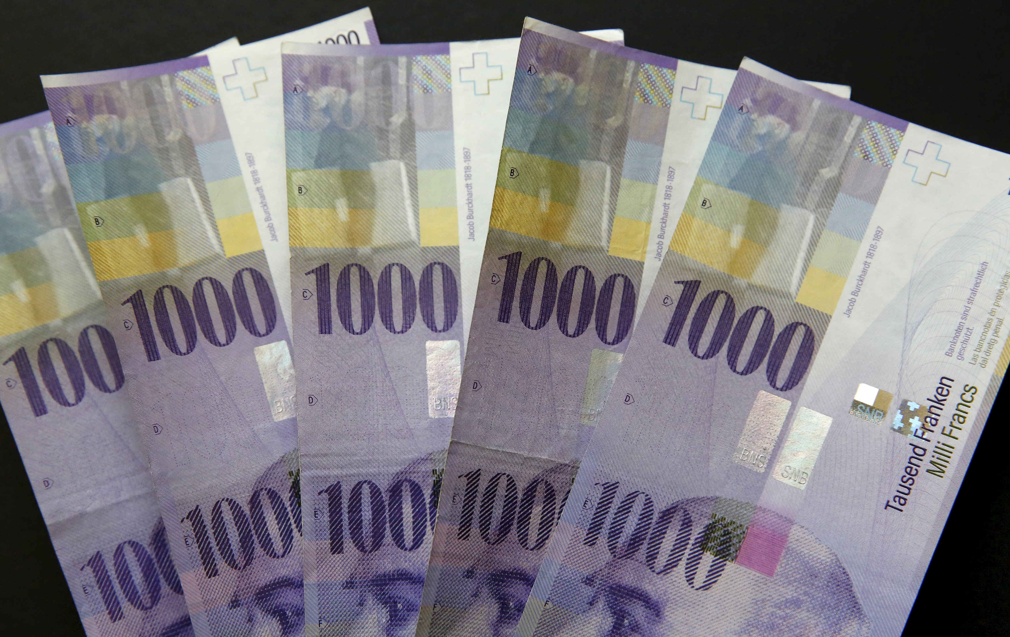 Bloomberg: Που οφείλεται η διολίσθηση του ελβετικού φράγκου