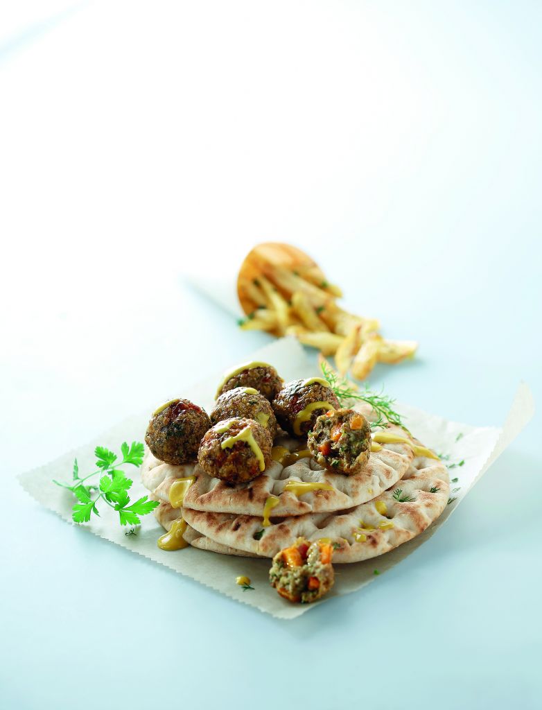Πίτες με κεφτεδάκια φακής και σος μουστάρδας