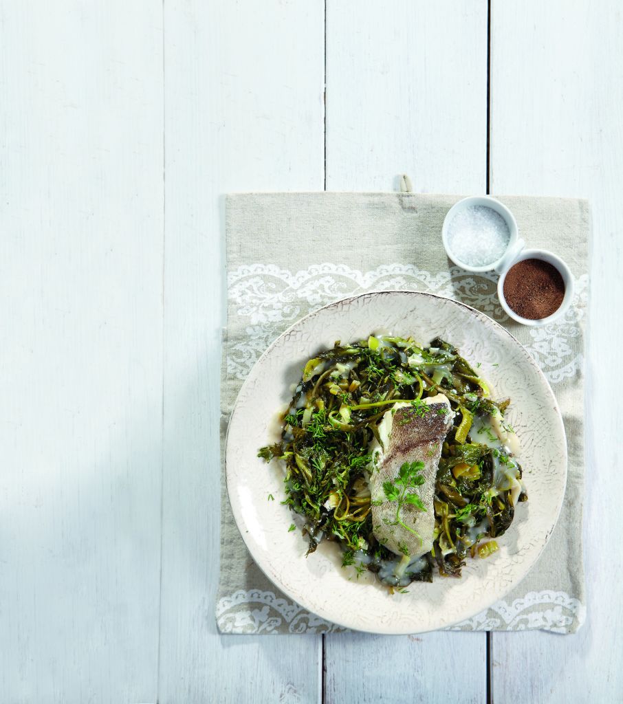 Μπακαλιάρος με αρωματικά χόρτα