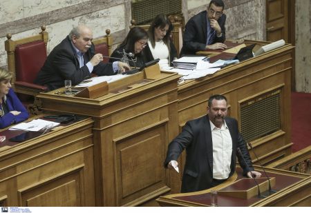 Χρυσή Αυγή: Προδοτική η κυβέρνηση – Δοτός ο υπουργός Αμυνας