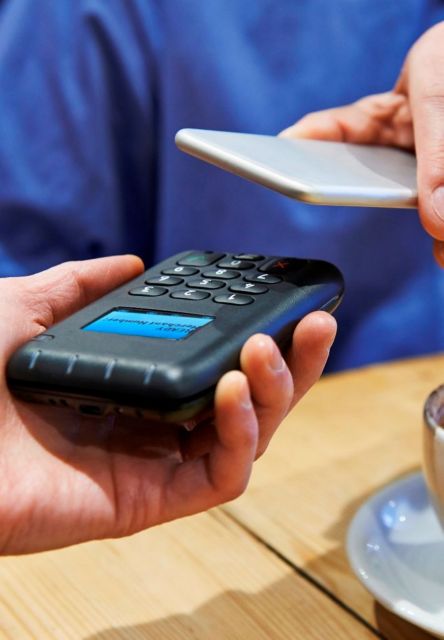 Η Γαλλία «τολμά» ανέπαφες συναλλαγές έως 30 ευρώ