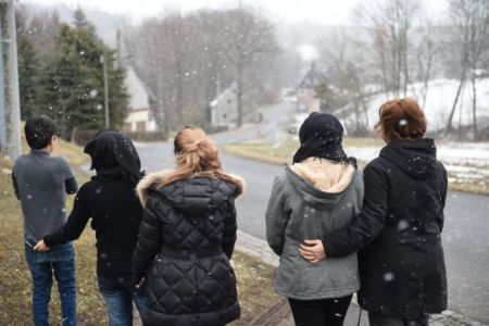 Γερμανία: «Όνειδος» η επίθεση κατά του λεωφορείου με τους πρόσφυγες