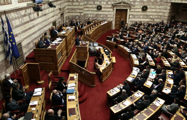 Βουλή: Με 153 «ναι» ψηφίστηκε  το πολυνομοσχέδιο – Λαβωμένος ο ΣΥΡΙΖΑ από τον αιφνιδιασμό Κατριβάνου