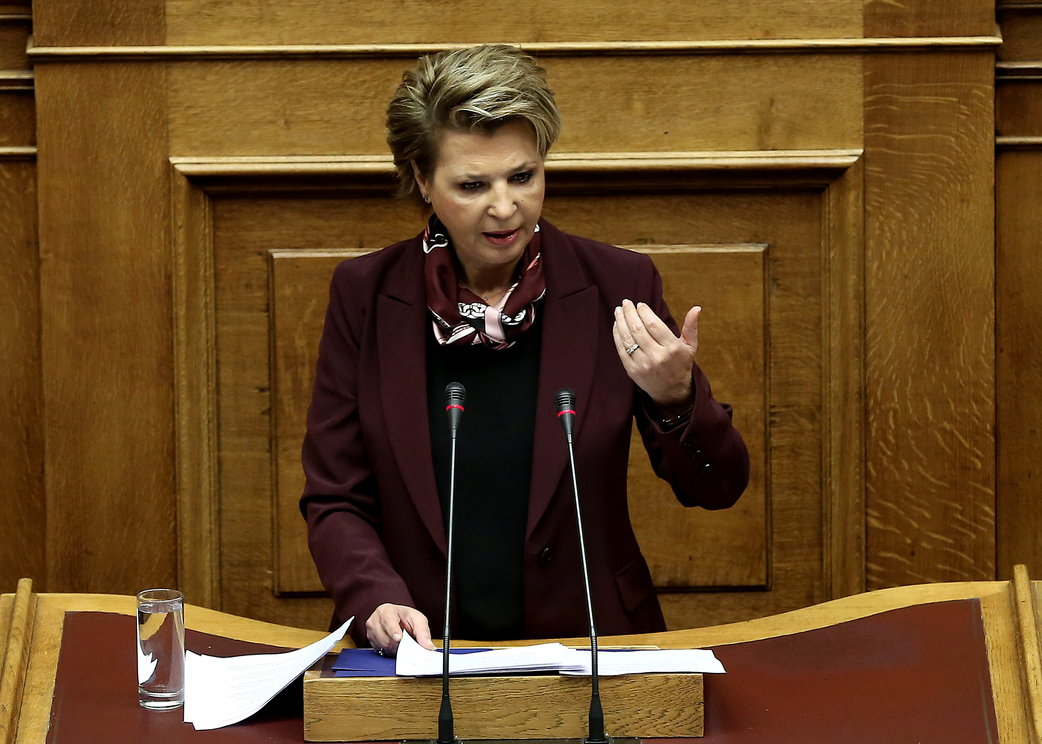 Επίθεση στη γραφειοκρατία δήμων και περιφερειών