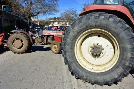 Αγρότες και κτηνοτρόφοι απέκλεισαν το τελωνείο των Ευζώνων